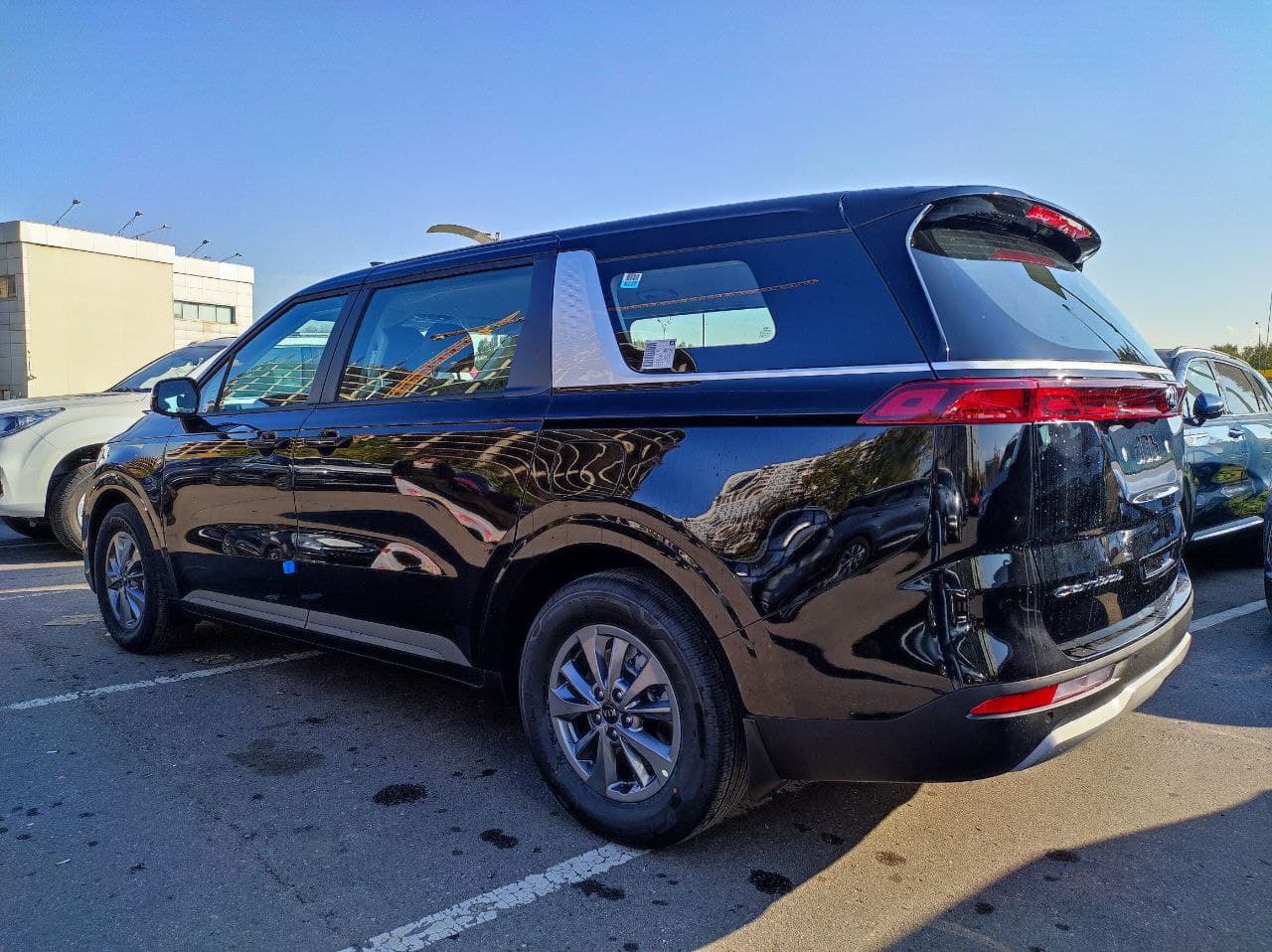 KIA Carnival миниатюра 3