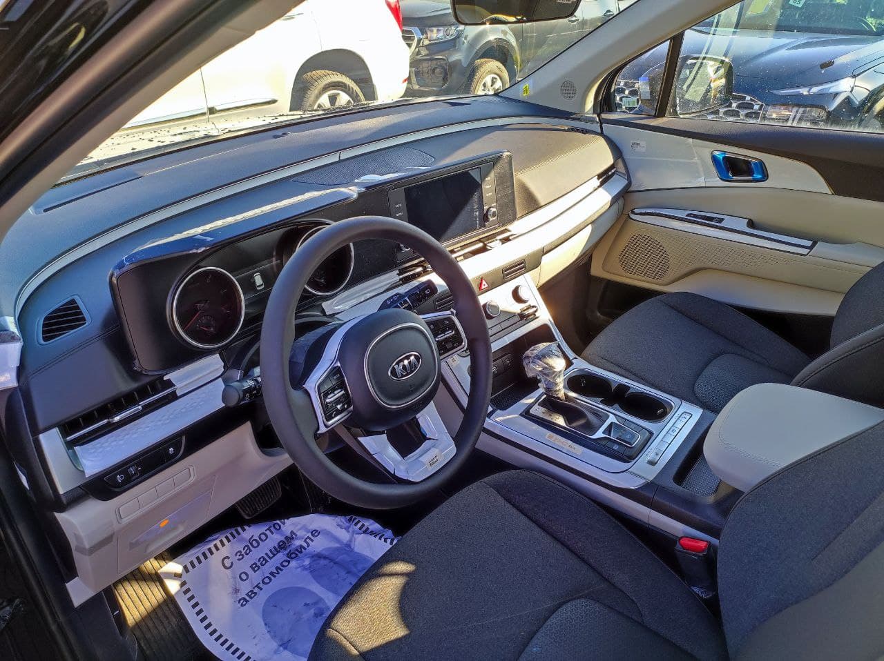 KIA Carnival миниатюра 5