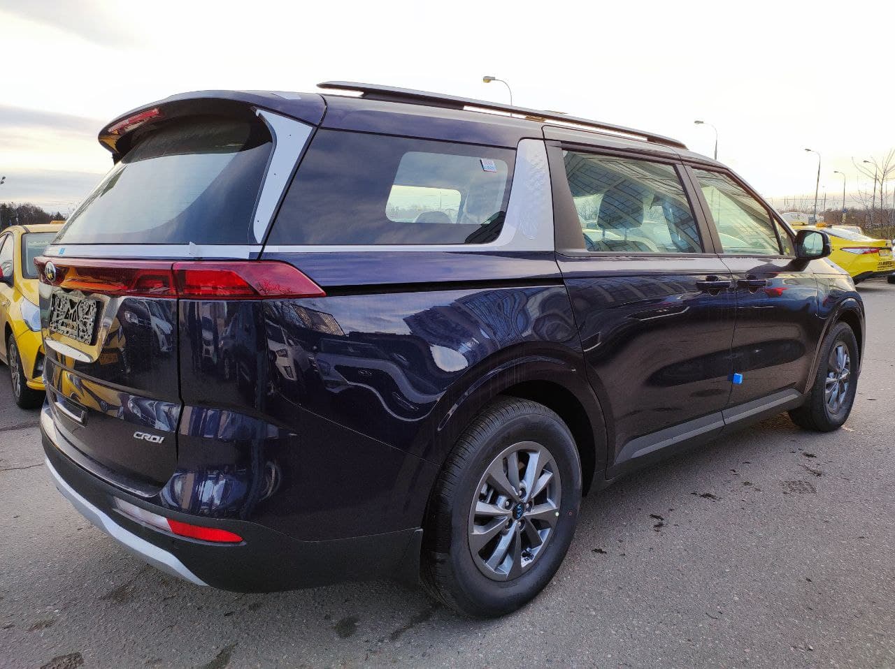 KIA Carnival миниатюра 3