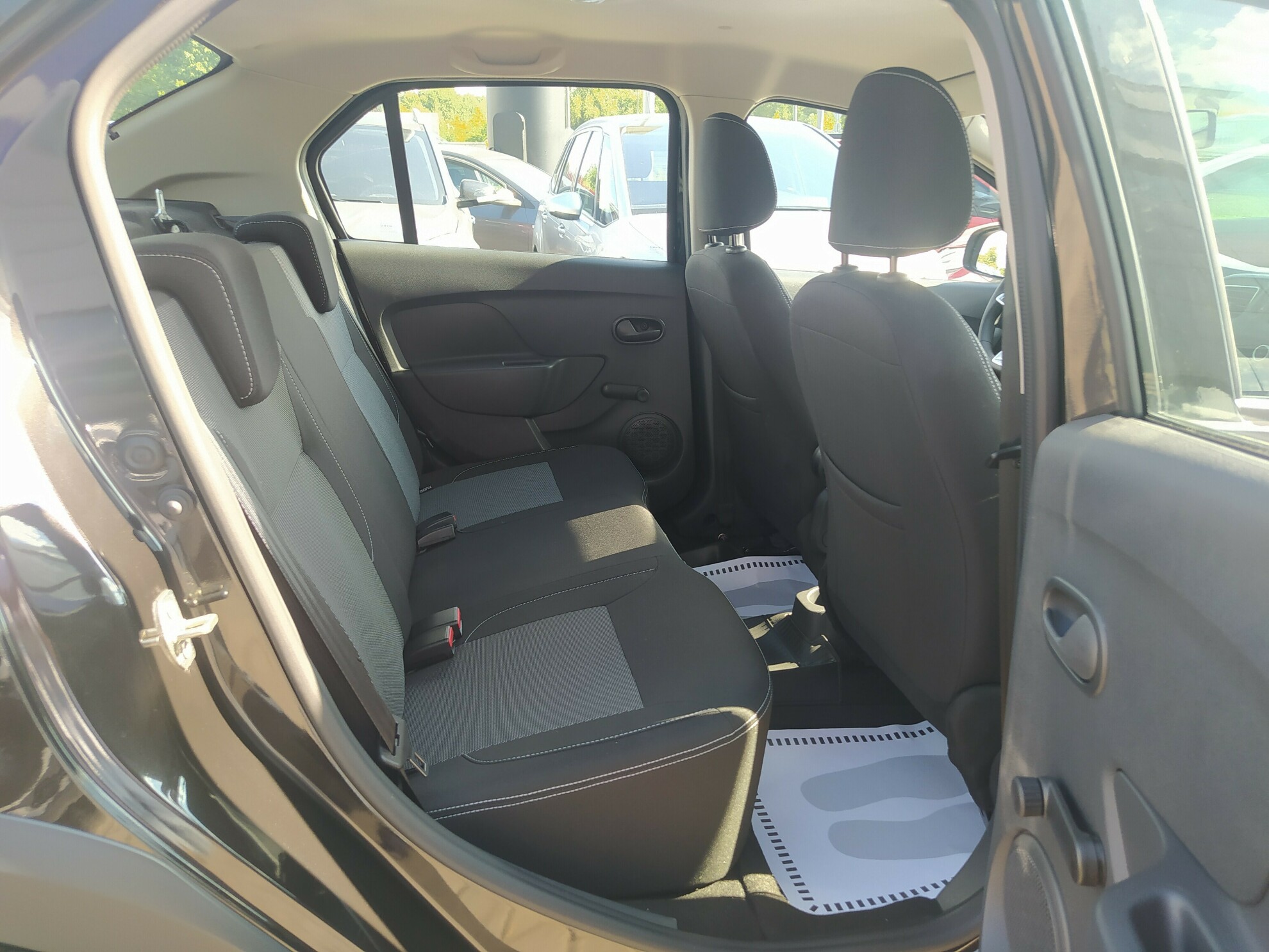 RENAULT Logan Stepway миниатюра 10