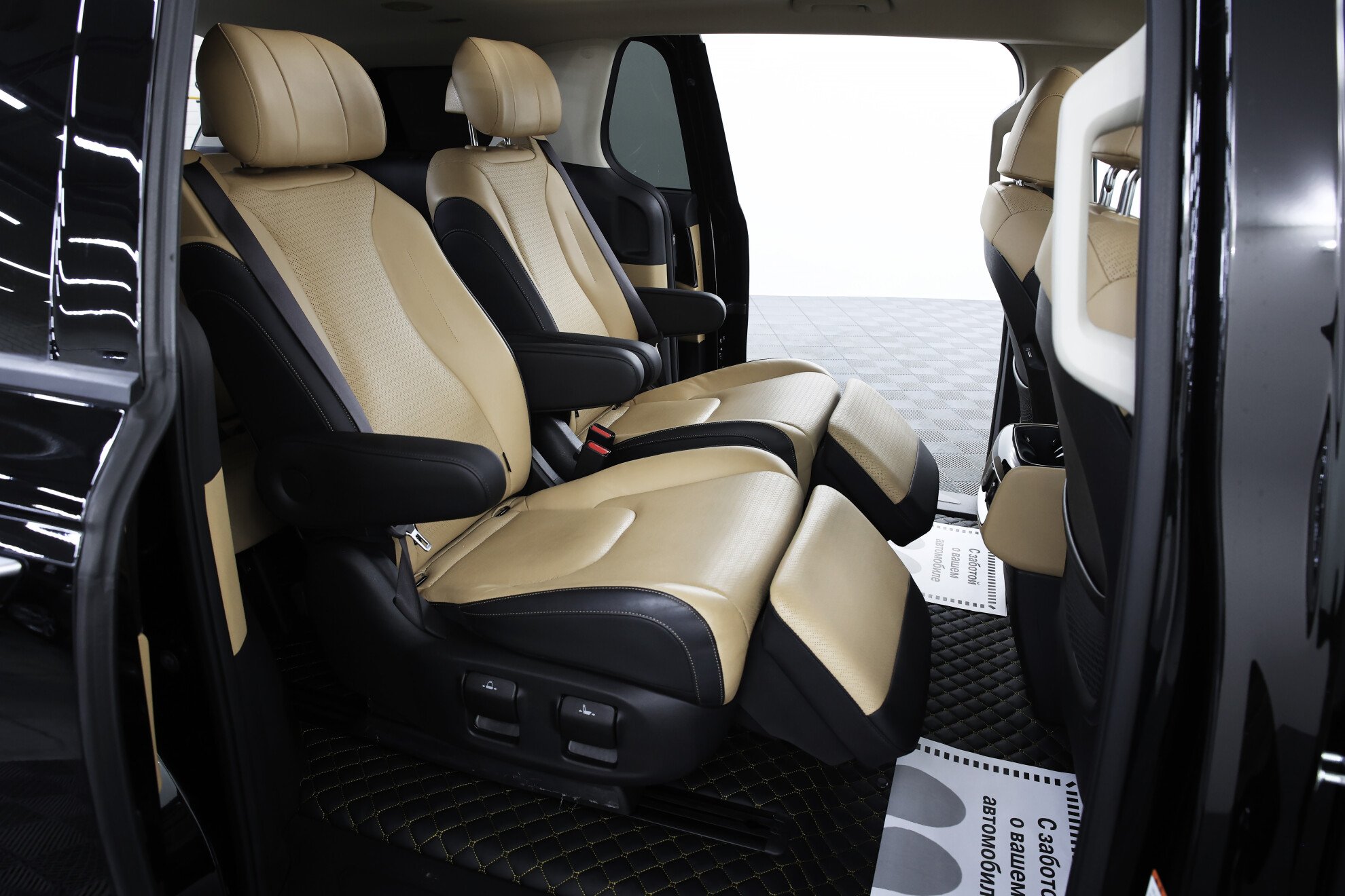 KIA Carnival миниатюра 10