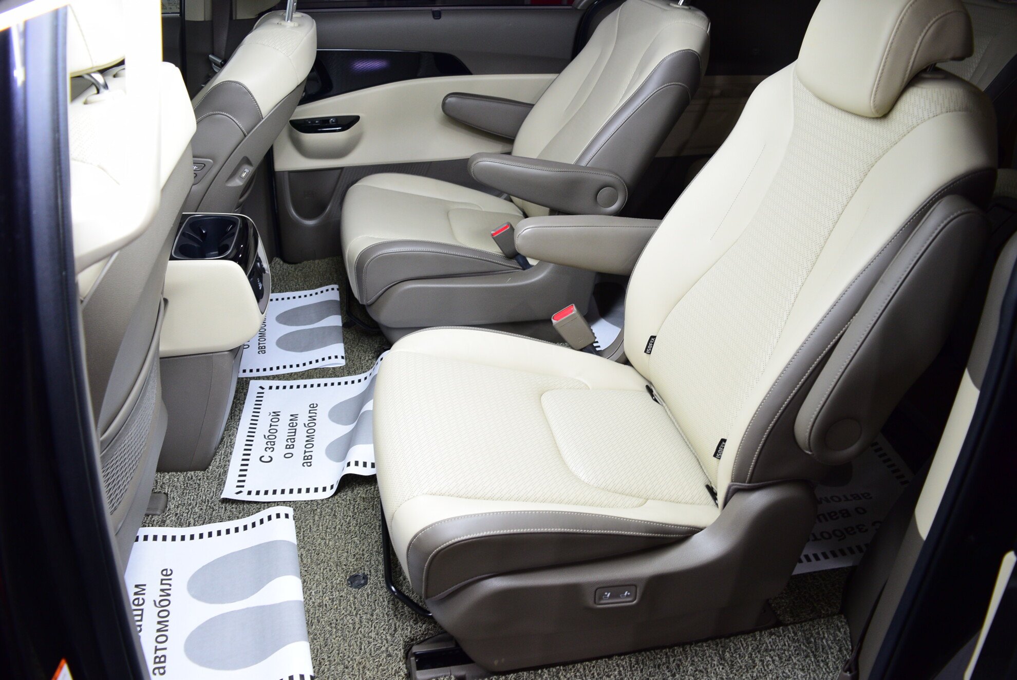 KIA Carnival миниатюра 9