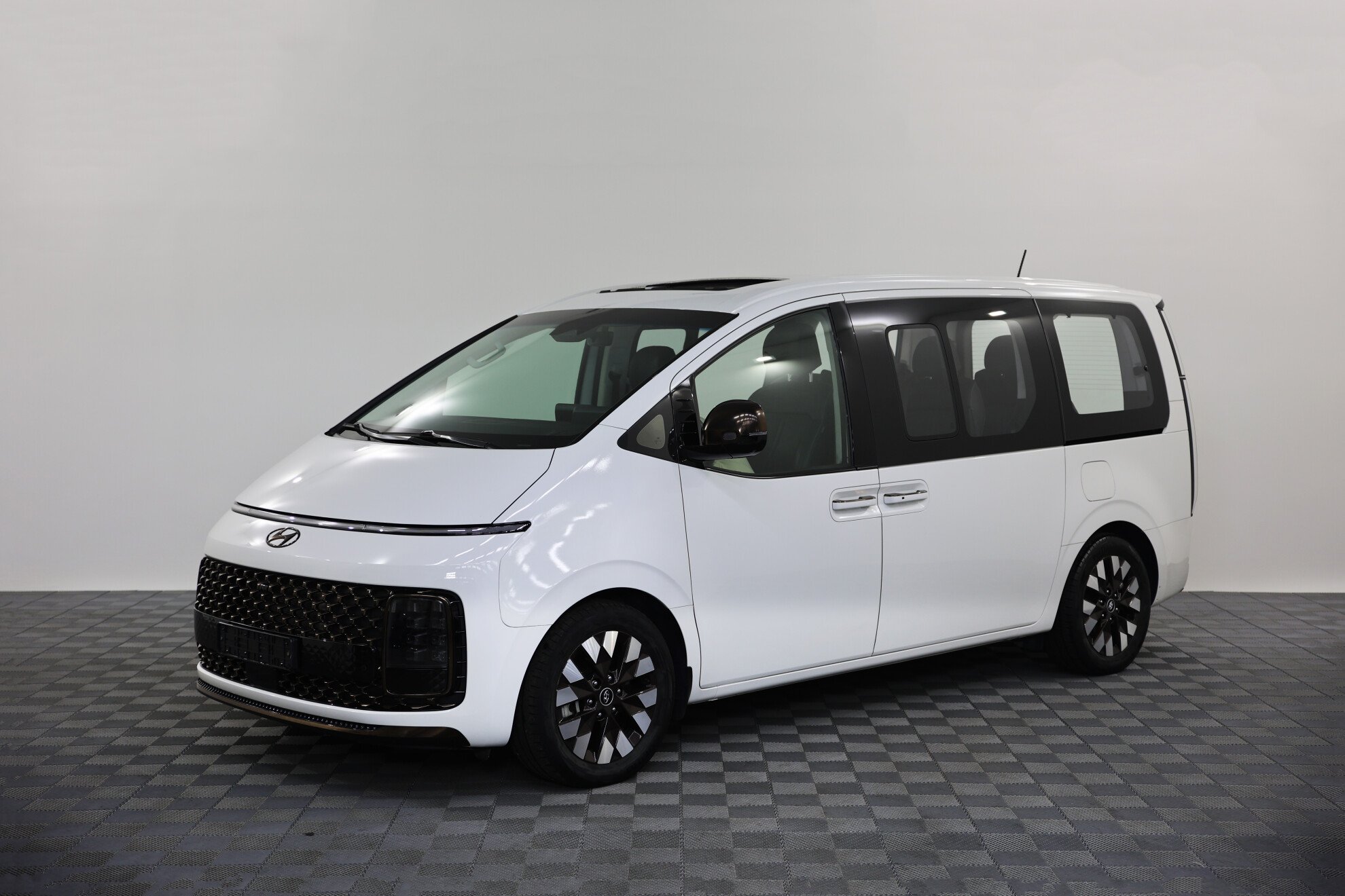 Превью HYUNDAI Staria
