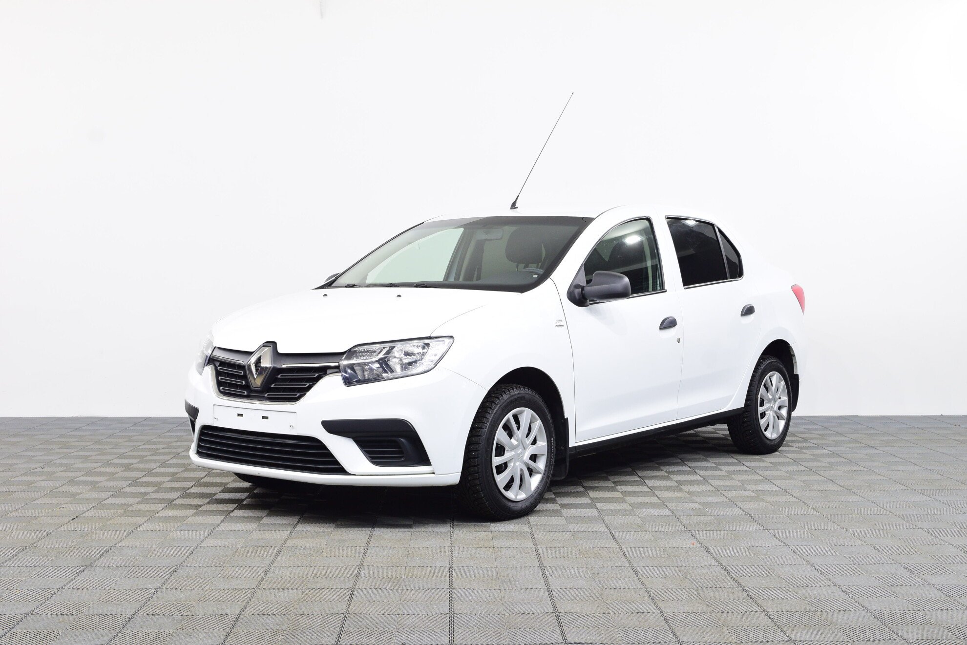 Превью RENAULT Logan