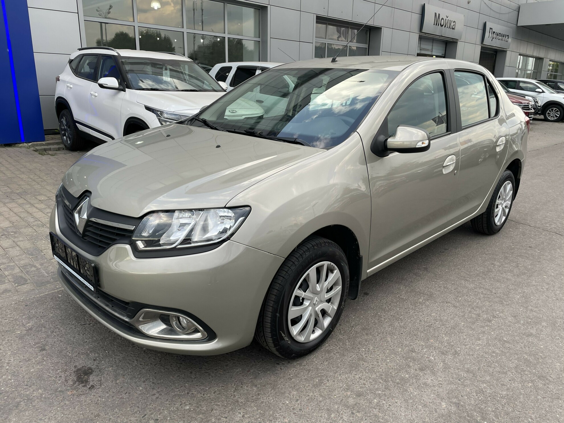 Превью RENAULT Logan