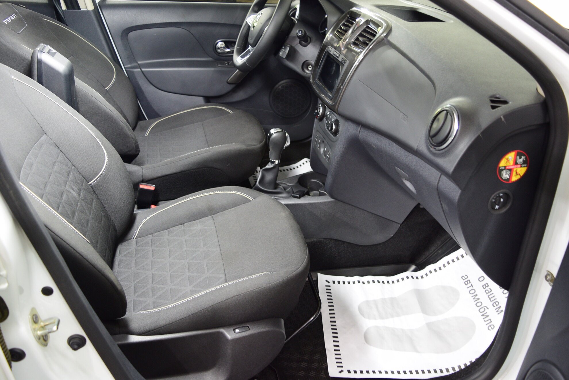 RENAULT Logan Stepway миниатюра 8